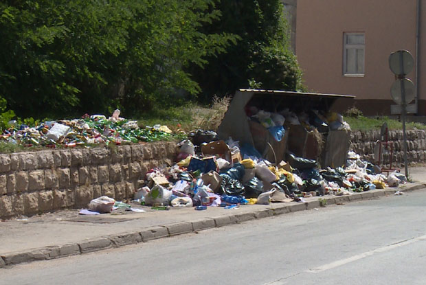 Гацко затрпано смећем